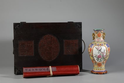 A piece of enamel color amphora flower and bird vase made in the year of Yongzheng