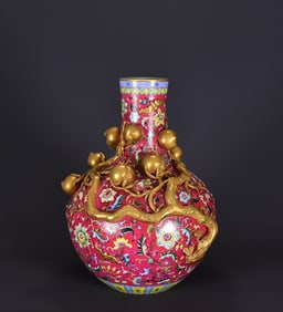 A piece of the Qianlong year of the Qing Dynasty red ground croix carved peach gilt celestial ball