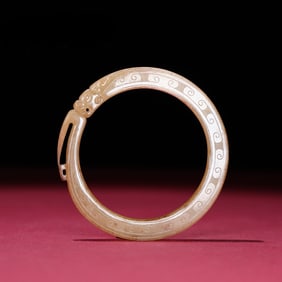 A piece of Hetian Yusheng pit is full of dragon rings