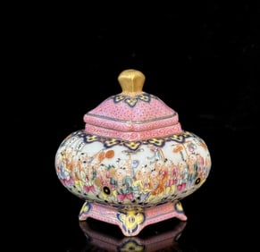 A piece of the Qing Dynasty Qianlong year of the palace powder bucket scenery pattern depicting gold