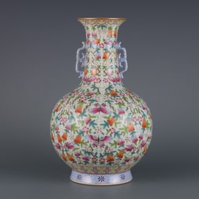 A piece of the Qing Dynasty Qianlong year made pastel melon butterfly amphora appreciation bottle