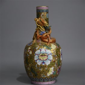 A piece of the Qianlong year of the dragon gold gallbladder bottle