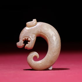 A piece of the Warring States period of the Manqin jade dragon round carving ornament