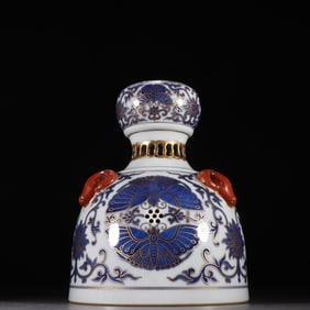 A blue and white depiction of the Qing Dynasty golden butterfly love pattern three sheep zun