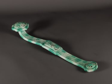 A piece of emerald green glaze Ruyi made in the Qianlong year of the Qing Dynasty