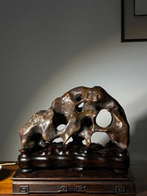 An ornament on the Taihu Lake stone table from the Qing Dynasty