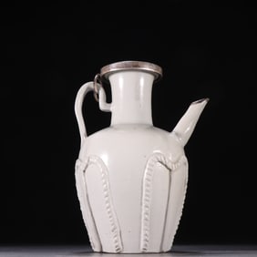 A Song Dynasty Dingyao white porcelain holding pot