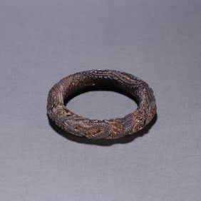 An agarwood dragon and phoenix pattern bracelet from the Qing Dynasty