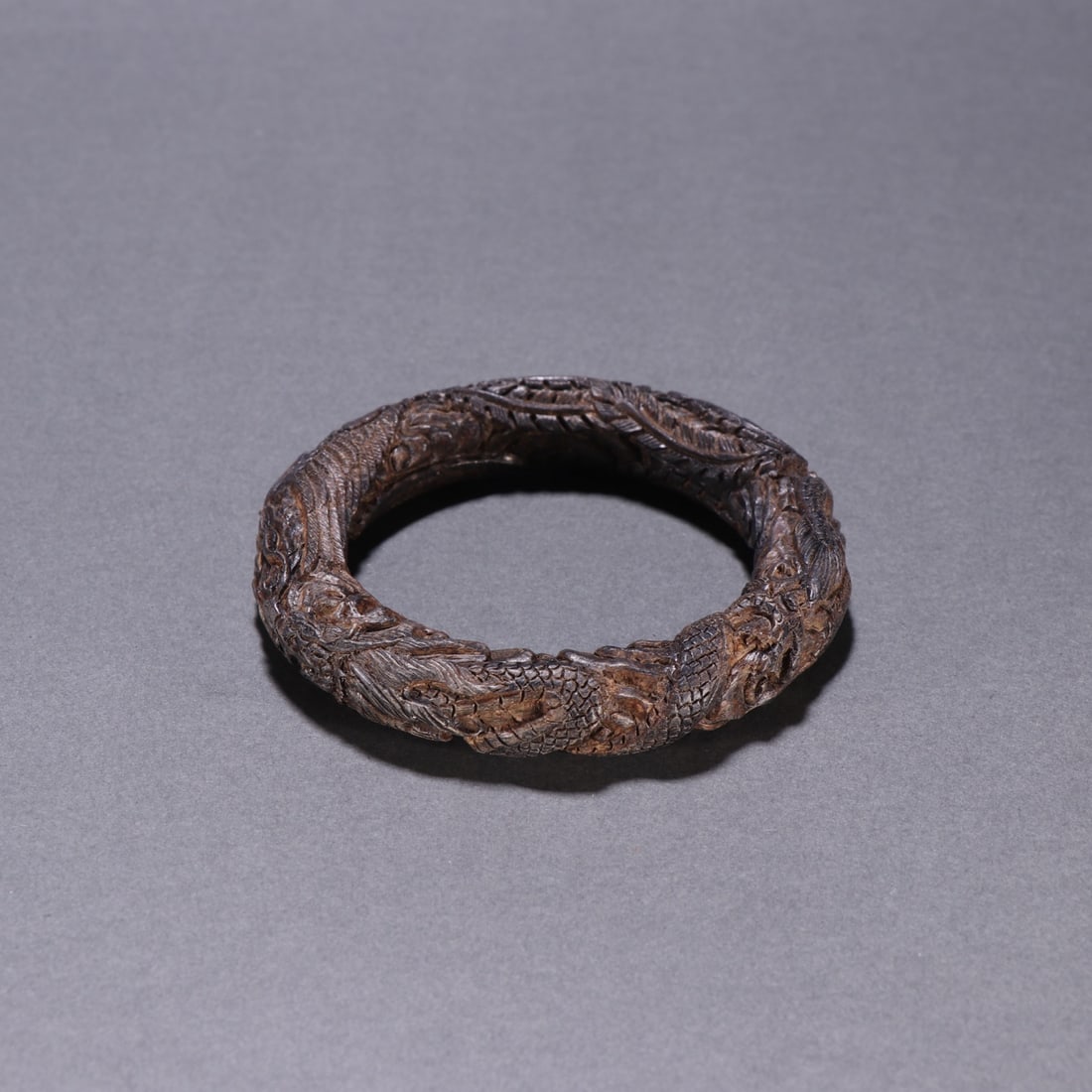 An agarwood dragon and phoenix pattern bracelet from the Qing Dynasty (1 of 9)