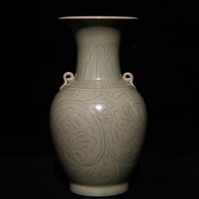 A double series bottle with a floral pattern engraved by a kiln