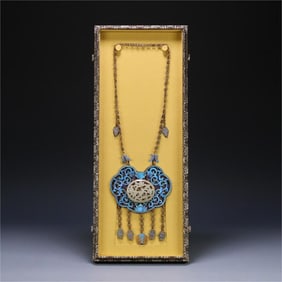 A silver gilt filigree dotted emerald lock from the Qing Dynasty