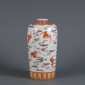 A pastel Yunfu pattern plum vase made in the Yongzheng year of the Qing Dynasty