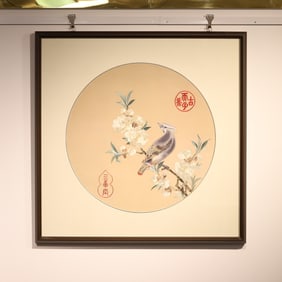 A piece of Shu embroidery flowers and birds hanging on the screen "Sanxi Hall"