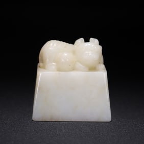 A Hetian jade lion button seal from the Qing Dynasty