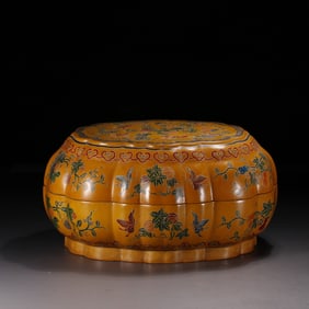 A piece of Qianlong's official lacquerware entangled branch floral cover box