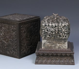 A Qing Dynasty Nine Dragons auspicious cloud pattern silver seal side