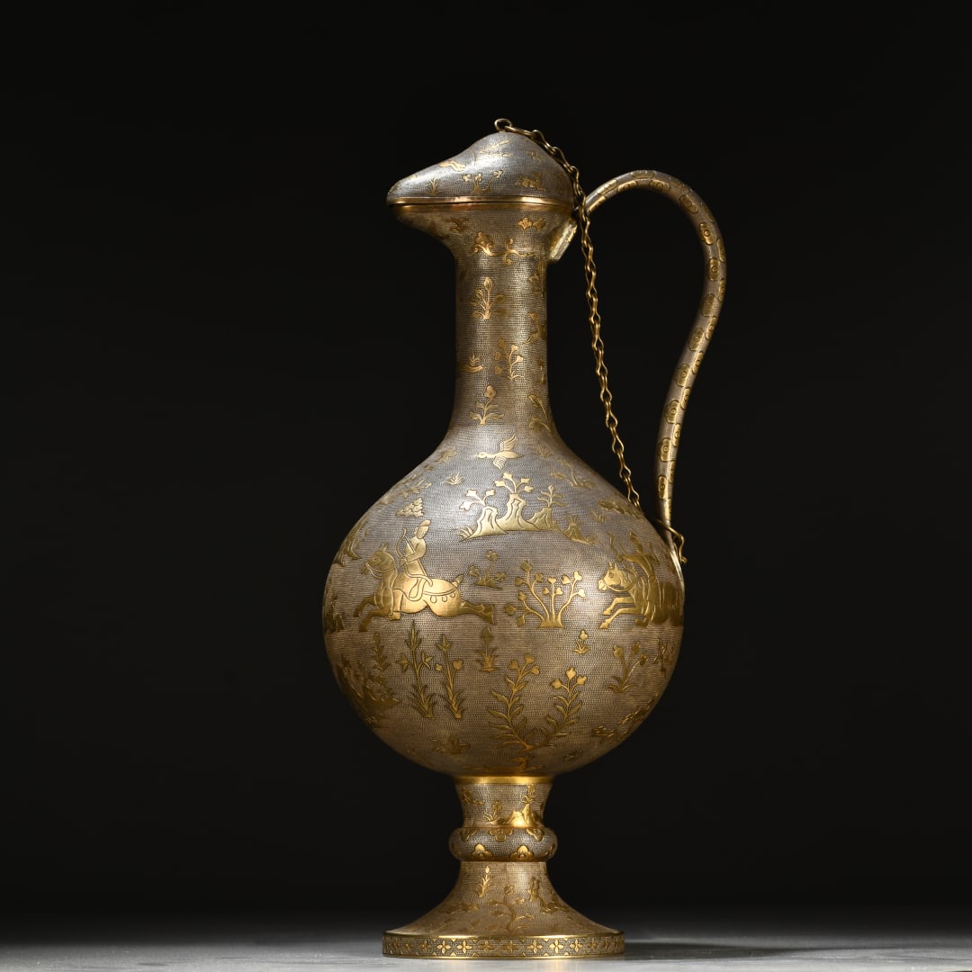 One piece sterling silver gilt hunting figure flask: Sterling silver gilt hunting figure flask Size: H:28.6cm W:12cm W:760g (The Dimensions Of All Batches Are Manually Measured.If You Need More Detailed Information, Please Contact Our Customer Service B