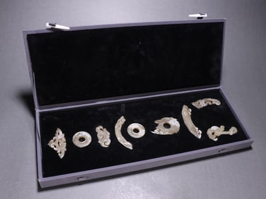 A set of Han Dynasty Gao Gu Yu group wear