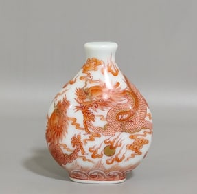 A pair of Gong Hong's gold dragon pattern snuff bottles made in the Qianlong year of the Qing