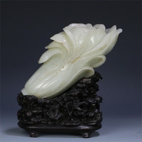 A Hetian jade cabbage ornament from the Qing Dynasty