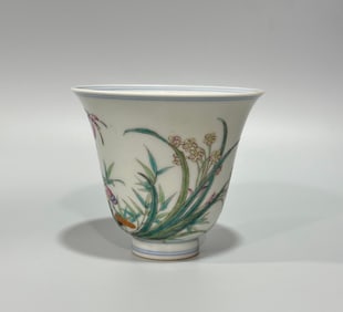 A pair of pastel flowers and birds made in the Yongzheng year of the Qing Dynasty are painted with