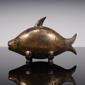 A Han Dynasty cuo gold and silver fish ornament