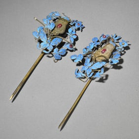 A pair of silver-gilt dotted emerald flower butterfly hairpins from the Qing Dynasty