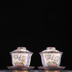 A pair of Qing Dynasty bronze fetal paintings, enamel windows, flower and bird pattern cover bowls