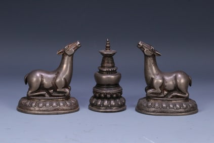 A set of silver stupas of the Qing Dynasty silver deer Buddha in front of the pendulum