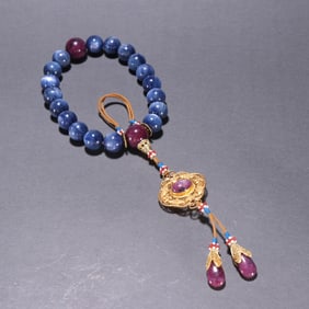 A piece of kyanite from the Qing Dynasty is held by the eighteen sons