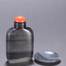 A set of blue and white seed tobacco bottles and tobacco saucers from the Qing Dynasty