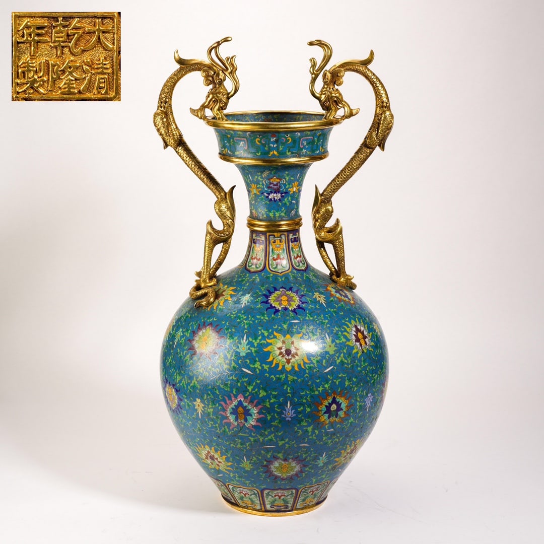 A cloisonné enamel flask from the Qing Dynasty: Qing Dynasty cloisonné enamel allosaurus ear curved neck flask Size: L:37cm W:34cm H:68cm W:18kg (The Dimensions Of All Batches Are Manually Measured.If You Need More Detailed Information, Please Con