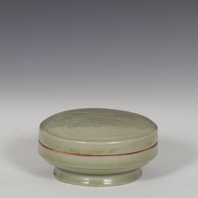 A Tang Dynasty Yue kiln secret color porcelain fish dragon pattern powder box