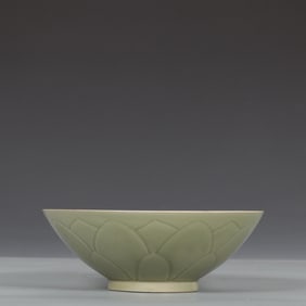 A Tang Dynasty Yue kiln secret color porcelain phoenix pattern lotus petal bowl