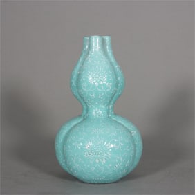 A turquoise green glazed white flower three-tube gourd bottle made in the Qianlong year of the Qing