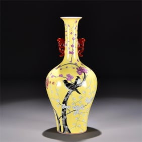 A beautiful amphora of the Yellow Magpie Den Metu