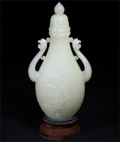 A beautiful Hetian jade phoenix ear bottle