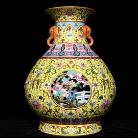 A Qing Dynasty Qianlong year of the foreign color hollow heaven and earth branch of the heart bottle