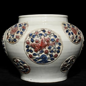 A blue and white glaze red pinched flower jar from the Yuan Dynasty