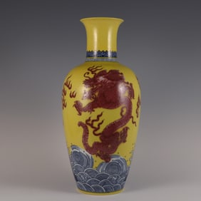 A yellow glaze blue and white glaze made in the Kangxi year of the Qing Dynasty Red River Cliff Sea