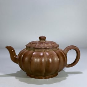A delicate ribbed flat rhyme palace light pot