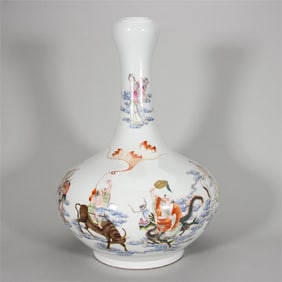 A pastel garlic bottle made in the Jiaqing year of the Qing Dynasty