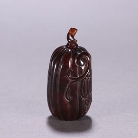 A piece of amber pumpkin-shaped snuff bottle from the Qing Dynasty