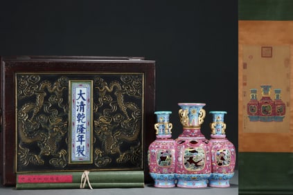 A Qing Dynasty Qianlong year of the enamel color triplet heart bottle