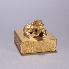 A bronze gilt dragon button seal from the Qing Dynasty