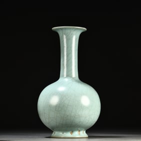 A long-necked vase from a Ru kiln in the Song Dynasty