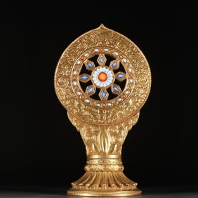 A piece of porcelain from the Qing Dynasty painted with gold