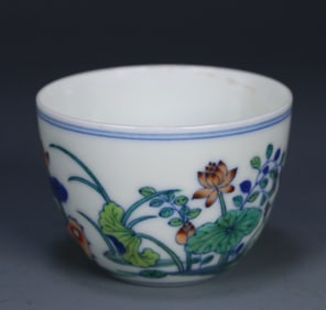 A piece of the Qing Dynasty Yongzheng year of the official kiln bucket color lotus pond cup