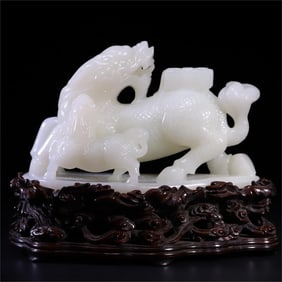 A beautiful Hetian jade unicorn endorsement ornament