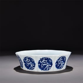 A piece of the Qing Dynasty Yongzheng year of the blue and white dragon pattern ten-edged wash